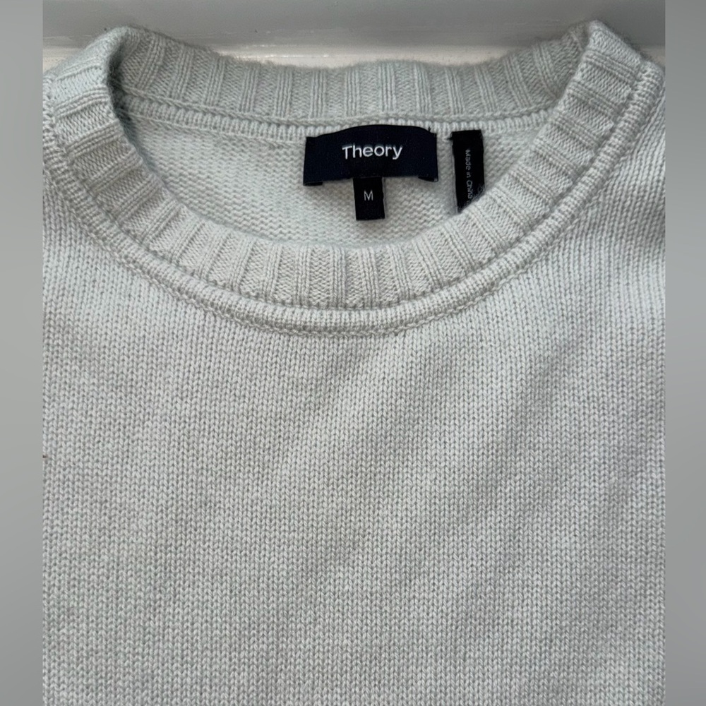 Theory Women’s  Light Gray Cashmere Sweater Size M - Picture 3 of 7